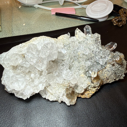 【071】【ー点物 - 会長ショーケースコレクション】マニハール産アテナース付ルチル水晶クラスター 約1290g【live限定】live20251128