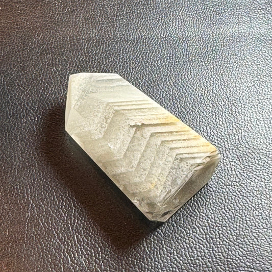 【020】千層ファントム水晶ポイント原石  約63.4g 会長ショーケースコレクション（＊1点限り）【live限定】live20260227